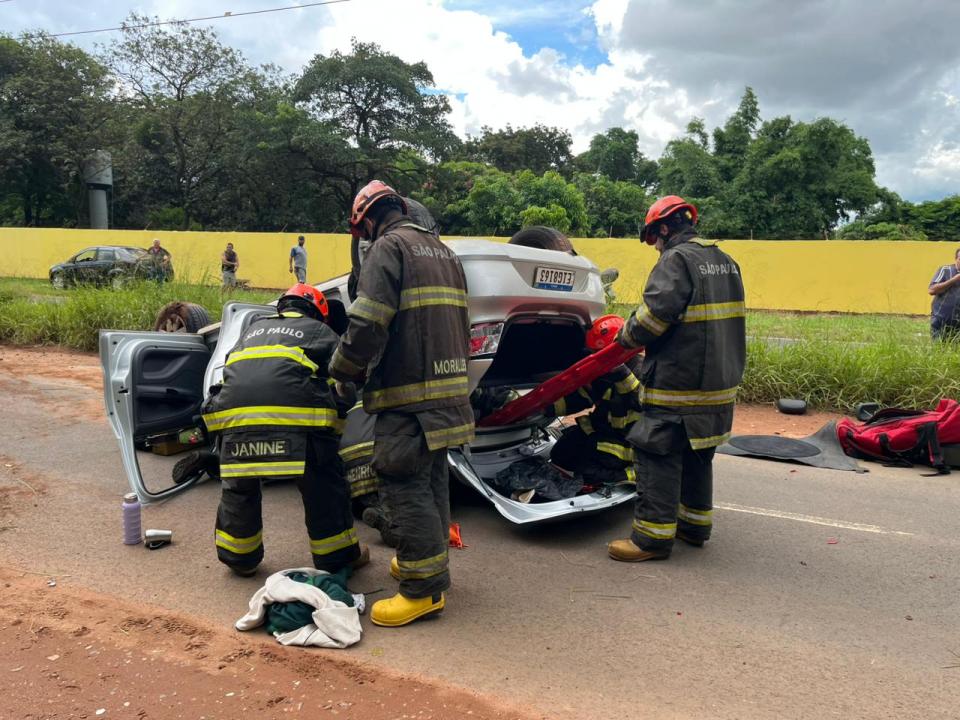 Foto 4 de 4 — Carro perde o controle, bate em poste e capota na Avenida Manoel de Abreu